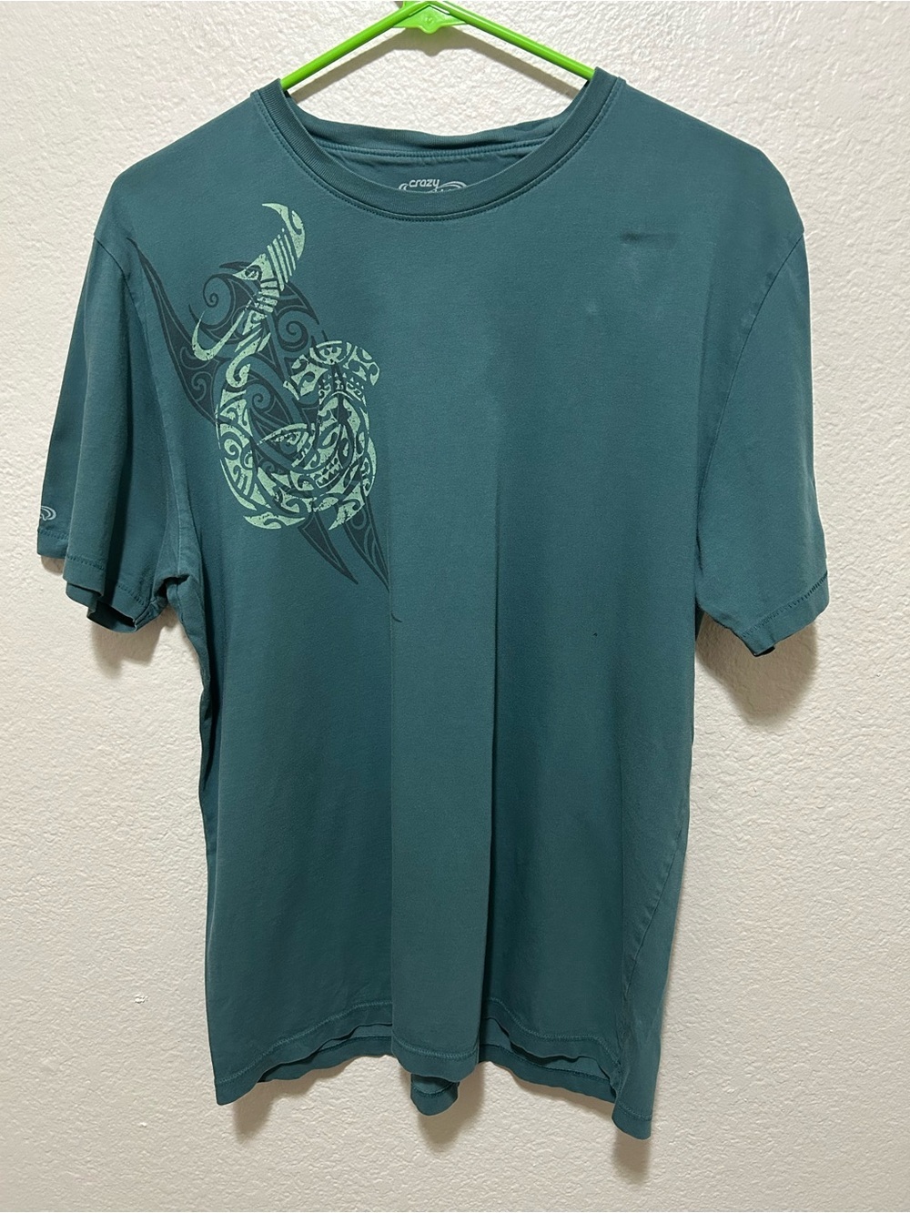 Crazy Shirts Pima Cotton Tribal Shark Graphic T-Shirt Size Medium Blue Green